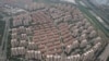 Foto yang diambil dari udara pada 5 Juni 2024, menunjukkan sebuah kompleks perumahan yang dibangun oleh perusahaan properti Fantasia Holdings Group di Tianjin, China. (Foto: AFP/Jade Gao)