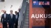 Perdana Menteri Inggris Rishi Sunak, kanan, saat pertemuan dengan Presiden AS Joe Biden, tengah, dan Perdana Menteri Australia Anthony Albanese, kiri, di pangkalan Angkatan Laut Point Loma di San Diego, California, Senin, 13 Maret 2023. (Foto : melalui AP)