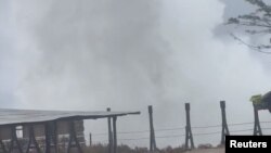 Una ola de la marejada de la tormenta tropical Bret choca con el litoral en Barbados el 22 de junio de 2023.