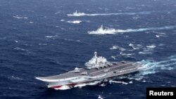 中国辽宁号航空母舰与随行船队在南中国海演习（2016年12月）