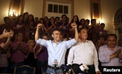 Peru's presidential candidate Julio Guzman gestures at a news conference after the Special Jury of Elections accepted a citizen's petition to declare Guzman's candidacy "inadmissible" for the upcoming April elections, Lima, March 4, 2016.