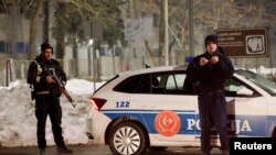 在黑山西部城市採蒂涅發生重大槍擊案後，警方守衛在現場附近的檢查哨卡。 (2025年1月1日)