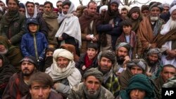 Ratusan pria Afghanistan berkumpul untuk mendaftarkan diri untuk menerima bantuan kemanusiaan di Qala-e-Naw, Afghanistan, pada 14 Desember 2021. (Foto: AP/Mstyslav Chernov, File)
