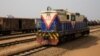 ແຟ້ມພາບ - ຫົວລົດໄຟຈອດຢູ່ລາງຂອງບໍລິສັດ ທາງລົດໄຟ ທາຊາຣາ (Tazara Railway) ຢູ່ທີ່ ສະຖານີ New Kapiri Mposhi Railway ໃນປະເທດແຊມເບຍ, ເມື່ອວັນທີ 18 ຕຸລາ 2012. (David Brossard, Wikimedia Commons)