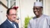 Le président français François Hollande, à gauche, salue son homologue du Tchad Idriss Deby Itno, avant une réunion à l'Elysée à Paris, 20 août 2016. 