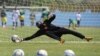 Mai tsaron gida na Mali, N&#39;tji Michel Samake, yana motsa jiki a Luba dake wajen birnin Malabo, Equatorial Guinea, Laraba, Jan. 21, 2015. (AP Photo/Sunday Alamba)