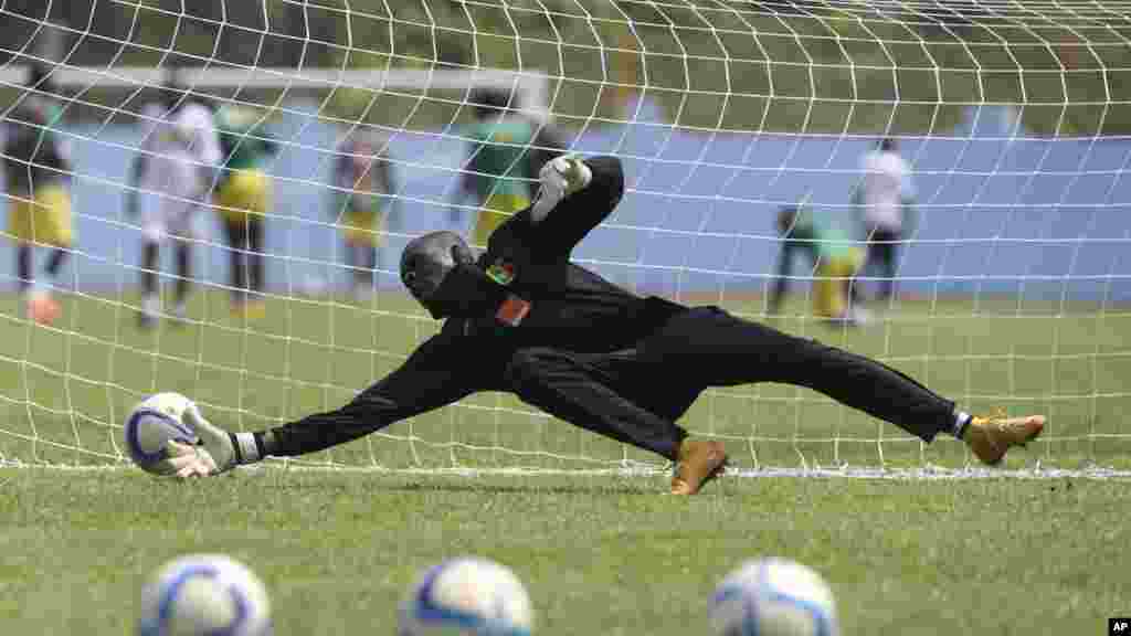 Mai tsaron gida na Mali, N&#39;tji Michel Samake, yana motsa jiki a Luba dake wajen birnin Malabo, Equatorial Guinea, Laraba, Jan. 21, 2015. (AP Photo/Sunday Alamba)