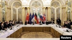 Naibu Katibu Mkuu wa EEAS inayoshughulikia Huduma za Nje za Ulaya, Enrique Mora na Mkuu wa Mazungumzo ya Nyuklia wa Iran Ali Bagheri Kani na wajumbe waKisubiri kuanza mkutano wa JCPOA, Vienna, Austria Disemba 17, 2021EU Delegation in Vienna/EEAS/Handout via REUTERS 