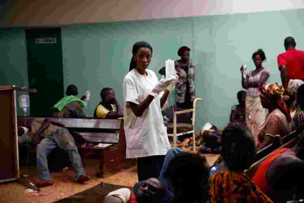 A nurse tends to the wounded at Bangui's hospital, Bangui, Central African Republic, Dec. 5, 2013. 