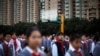 中國一所小學校的學生在操場上。