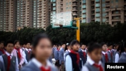 中國一所小學校的學生在操場上。