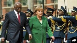 Eduardo dos Santos e Angela Merkle: consolidar a política externa