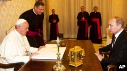 Pope Francis and Russian President Vladimir Putin (r) during Putin's private audience at the Vatican, Nov. 25, 2013. 