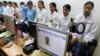 Para pekerja migran tujuan negara-negara Timur Tengah difoto untuk pembuatan paspor di kantor imigrasi Tangerang, Banten. (Foto: REUTERS/Beawiharta)