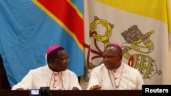 Mgr Marcel Utembi, à gauche, président de la Conférence épiscopale nationale du Congo (Cenco) et Mgr Fridolin Ambongo discutent lors du dialogue qu’ils président à Kinshasa, RDC, 21 décembre 2016.(REUTERS/Thomas Mukoya)