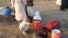 Des citoyens creusent de trous près du rivage pour obtenir de l'eau du Nil blanc alors que les affrontements entre les forces paramilitaires de soutien rapide et l'armée soudanaise se poursuivent. Khartoum, 6 mai 2023. Reuters 