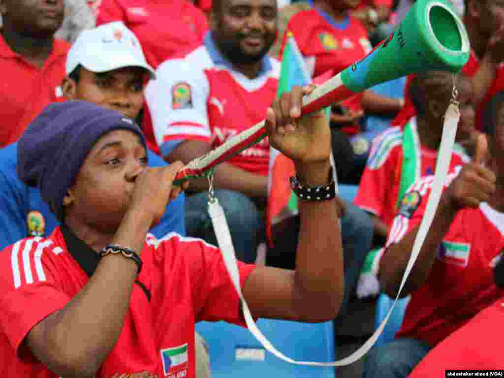Mai goyon bayan Equatorial Guinea dauke da sarewar nan da ake kira Vuvuzela a garin Bata