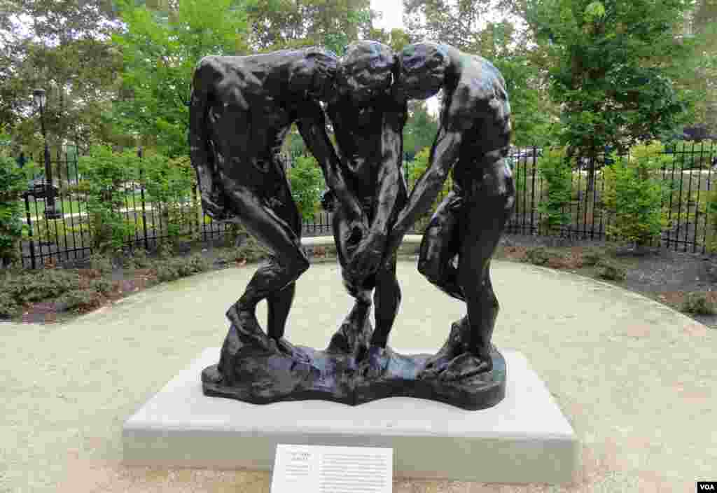 &quot;The Three Shades&quot; - a monumental version of a smaller figure on top of the &quot;Gates of Hell.&quot; (Z. Hoke/VOA)
