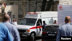 Wata motar daukar maras lafiya, dauke da gawar Naheed Hatter, marubuci da aka kashe a Amman Jordan, rana r lahadin nan.