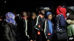 Wasu 'Yan Najeriya da aka dawo da su gida daga Libya a ranar Dec. 5, 2017.