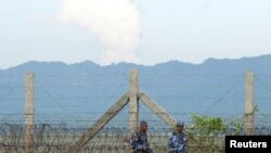 ရခိုင်ပြည်နယ်အတွင်းမှာတွေ့ရတဲ့ လုံခြုံရေးတပ်ဖွဲ့ဝင်များ။ (ယခင် မှတ်တမ်းဓာတ်ပုံ)