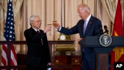 2015年7月7日，时任美国副总统乔·拜登(右)与越南共产党总书记阮富仲在华盛顿国务院举行的欢迎午餐会上共同举杯。（美联社照片）