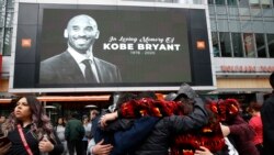 Fãs juntam-se no Staples Center em Los Angeles depois de saberem da morte de Kobe Bryant