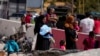Orang-orang membopong anak-anak mereka untuk menyeberang ke Suriah dengan berjalan kaki dari timur Lembah Bekaa, Lebanon, Sabtu, 5 Oktober 2024. (Foto: Hassan Ammar/AP Photo)