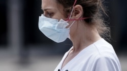 Una enfermera sale de un hospital, durante el brote de la enfermedad por coronavirus (COVID-19), en el distrito de Manhattan de la ciudad de Nueva York.