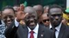Le président élu de la Tanzanie, John Magufuli, salue les membres du parti au pouvoir Chama Cha Mapinduzi (CCM) au bureau central du parti sur la route Lumumba à Dar es Salaam.