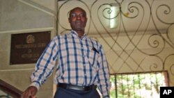 Rafael Marques no edifício da Procuradoria Geral da República, depois de ter apresentado a queixa-crime