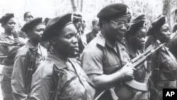 O líder da RENAMO, Afonso Dhlakama (centro, com arma na mão), algures em Moçambique, em foto de 1991