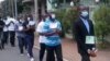 Les membres de la LUCHA marchent mains liées et bouche bandée lors d'une marche à Goma, RDC, 15 mrs 2016.