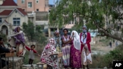 Perempuan Tigray berkumpul di sebuah sekolah dasar di Mekele, di wilayah Tigray, Ethiopia utara, Senin, 10 Mei 2021. (Foto: AP)