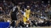LeBron James des Los Angeles Lakers face à Wilson Chandler des Brooklyn Nets, Chine, le 19 octobre 2019.