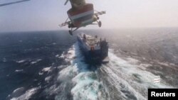 ARCHIVO - Un helicóptero militar hutí sobrevuela el carguero Galaxy Leader en el Mar Rojo en esta fotografía publicada el 20 de noviembre de 2023. (Medios militares hutíes/Folleto vía REUTERS)