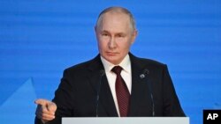 Presiden Rusia Vladimir Putin berbicara di acara pertemuan tahunan Klub Diskusi Valdai di resor Laut Hitam di Sochi, Rusia, pada 5 Oktober 2023. (Foto: Sergei Guneyev, Sputnik, Kremlin Pool Photo via AP)
