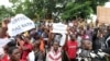 Manifestation de soutien à Ras Bath devant le tribunal, Bamako, Mali, le 17 août 2016.