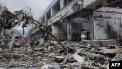 中國湖北救援人員在搜救十堰市煤氣管道爆炸事故的死傷者。 （2021年6月13日）