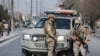 Le personnel de sécurité afghan inspecte le site d'un attentat à la bombe meurtrier à Kaboul, en Afghanistan, le mardi 9 février 2021. (Photo AP / Rahmat Gul)
