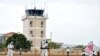 Une équipe médicale nettoie le terrain d'aviation, pour prévenir la propagation de la maladie à coronavirus (COVID-19), à l'aéroport international de Juba, à Juba, au Sud Soudan, le 5 avril 2020. 