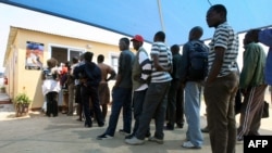 FILE -Banengi abadabuka eZimbabwe abahlala kwele Botswana