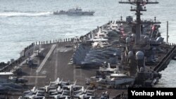 美国卡尔文森号航母抵达韩国釜山港口参加美韩”秃鹫”
联合军演(2017年3月15日)