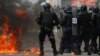 Des policiers congolais battent en retraite devant un cocktail Molotov à la périphérie de Kinshasa, République démocratique du Congo, 25 juillet 2006. EPA / NIC Bothma