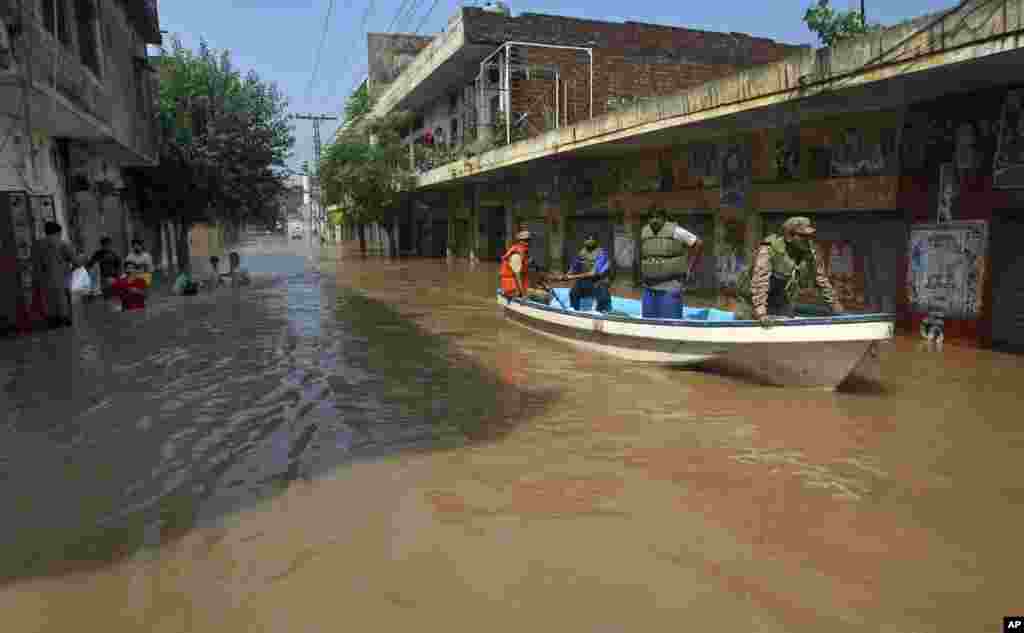 Binh sĩ Pakistan dùng thuyền để giải cứu cư dân bị kẹt tại Wazirabad, phía bắc Lahore, ngày 7/9/2014.