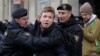La police biélorusse arrête le journaliste Raman Pratasevich, au centre, à Minsk, en Biélorussie. 