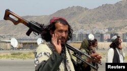 Para anggota pasukan Taliban berpatroli di Bandara Internasional Kabul, sehariafter U.S troops withdrawal from Hamid Karzai International Airport in Kabul
