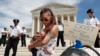 "J'existe parce que ma mère a avorté", peut-on lire sur un panneau lors d'une manifestation contre l'interdiction de l'avortement, le 21 mai 2019, à la Cour suprême des États-Unis.