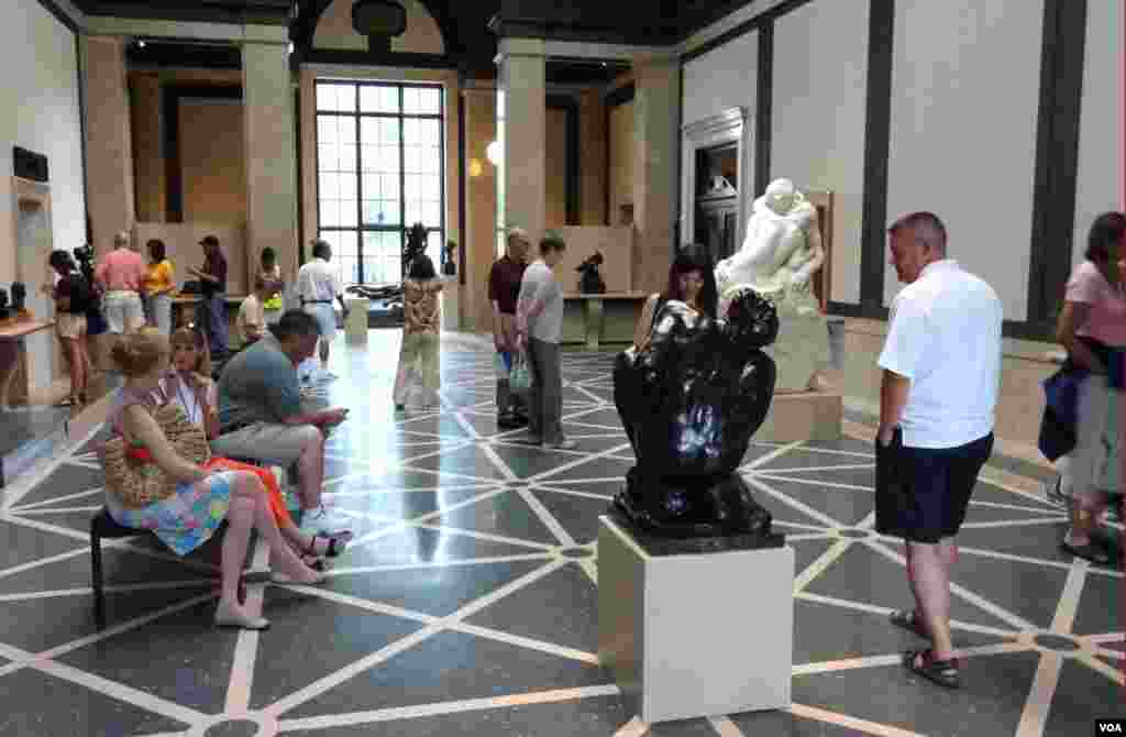 Visitors in the museum&#39;s main gallery. (Z. Hoke/VOA)