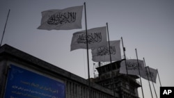 Des drapeaux talibans flottent à l'aéroport de Kaboul, en Afghanistan, le jeudi 9 septembre 2021 (AP Photo / Bernat Armangue)